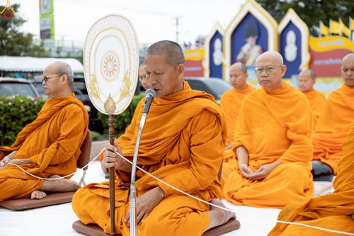 ภาพ No.241894:วันอาทิตย์ที่ 31 สิงหาคม พ.ศ. 2568 พิธีทำบุญแด่คณะสงฆ์ 122 รูป ฉลอง 121 ปี อำเภอคลองหลวง จ.ปทุมธานี เพื่อนำส่งช่วยเหลือคณะสงฆ์ 323 วัด 4 จังหวัดชายแดนภาคใต้ และช่วยเหลือประชาชนจากเหตุปะทะ แนวชายแดนไทย-กัมพูชา ณ บริเวณหน้าที่ว่าการอำเภอคลองหลวง 