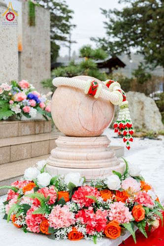 ภาพ No.220892:วันที่ 13 เมษายน พ.ศ. 2568 พิธีโปรยรัตนชาติปฐมเริ่มสถาปนาเจดีย์ และ พิธีเปิดหมู่บ้านปฏิบัติธรรม เพื่อการบรรลุธรรม ณ วัดป่าธรรมกายนานาชาติโทชิหงิ  ประเทศญี่ปุ่น