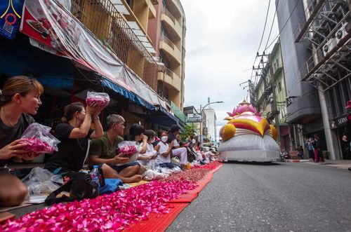 ภาพ No.128493:พิธีอัญเชิญพระบรมสารีริกธาตุ " ใจกลางเมืองนครหาดใหญ่ " เพื่อประดิษฐาน ณ มหารัตนเจดีย์สิริปทุมสวรรค์ (เจดีย์อริยพุทธะ 5 พระองค์) ศูนย์ปฏิบัติธรรมภาคใต้ อ.บางกล่ำ จ.สงขลา  วันที่ 9 มีนาคม พ.ศ. 2567 (ชุดที่ 2)