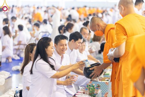 ภาพ No.92120:พิธีตักบาตร ในวันทอดกฐินสามัคคี ประจำปีพุทธศักราช 2566 วันอาทิตย์ต้นเดือนที่ 5 พฤศจิกายน พ.ศ. 2566 ณ สภาธรรมกายสากล วัดพระธรรมกาย จ.ปทุมธานี
