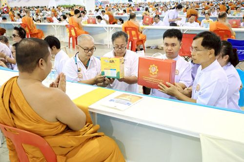 ภาพ No.236355:วันที่ 3 สิงหาคม พ.ศ. 2568 พิธีถวายมหาสังฆทานคณะสงฆ์ 2,000 กว่าวัดทั่วประเทศ ปีที่ 25 , พิธีถวายไทยธรรมคณะสงฆ์ 323 วัด 4 จังหวัดชายแดนภาคใต้ ณ วัดพระธรรมกาย