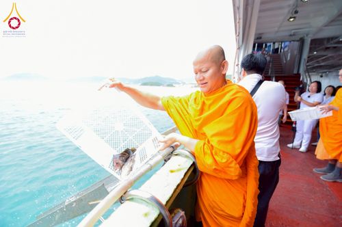 ภาพ No.224852:วันเสาร์ ที่ 10 พฤษภาคม พ.ศ. 2568 วัดพระธรรมกายฮ่องกง จัดพิธีปล่อยปลา บนเรือใหญ่บนอ่าวฮ่องกง และจัดพิธีถวายมหาสังฆทานกลางทะเล ประจำปี 2568 เนื่องในสัปดาห์วิสาขบูชาโลก