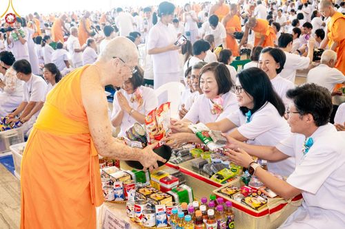 ภาพ No.143402:พิธีตักบาตร ข้าวสารอาหารแห้ง ณ บ้านแก้วเรือนทองคุณยายฯ และ พิธีบูชาข้าวพระ  ณ สภาธรรมกายสากล วัดพระธรรมกาย วันอาทิตย์ที่ 7 กรกฎาคม พ.ศ. 2567