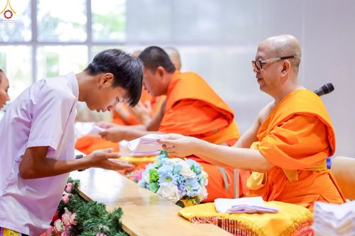 ภาพ No.249081:วันที่ 26-28 กันยายน พ.ศ. 2568 โครงการอบรม อุบาสกแก้ว อุบาสิกาแก้ว รุ่นที่ 3  ณ ศูนย์ปฏิบัติธรรมสมุทรปราการ ได้รับความเมตตาจากคณะสงฆ์ในพื้นที่  รวมถึงผู้บริหารสถานศึกษา ที่นำนักเรียนระดับมัธยมปลาย  มารับฟังข้อมูลเพื่อที่จะเป็นกำลังสำคัญ ในการเข้าร่วมขบวน