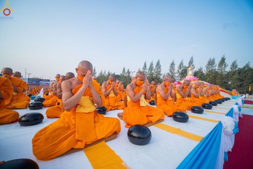 ภาพ No.110252:พิธีตักบาตรพระธรรมยาตราฯ ในโครงการธรรมยาตรากตัญญูบูชา มหาปูชนียาจารย์ พระมงคลเทพมุนี(สด จนฺทสโร) พระผู้ปราบมาร ปีที่ 12 ณ อนุสรณ์สถานลำดับที่ 2 สถานที่ตั้งมโนปณิธานบวชตลอดชีวิต อนุสรณ์สถานบางนางแท่น จ.นครปฐม วันที่ 11 มกราคม พ.ศ. 2567