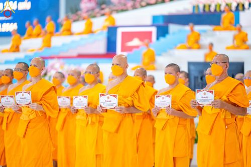 ภาพ No.102807:พิธีรับมอบต้นสมบัติจักรพรรดิ เพื่องานเผยแผ่พระพุทธศาสนาวิชชาธรรมกายไปทั่วโลก แด่ศูนย์ส่งเสริมศีลธรรมทั่วโลก 224 แห่ง วันอาทิตย์ที่ 17 ธันวาคม พ.ศ. 2566 ณ สภาธรรมกายสากล วัดพระธรรมกาย