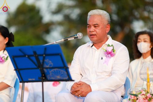 ภาพ No.112021:พิธีจุดประทีปถวายเป็นพุทธบูชา และบูชาธรรมมหาปูชนียาจารย์ พระมงคลเทพมุนี(สด จนฺทสโร) ในโครงการธรรมยาตรา กตัญญูบูชา มหาปูชนียาจารย์ พระมงคลเทพมุนี(สด จนฺทสโร) พระผู้ปราบมาร อนุสรณ์สถาน 7 แห่ง ปีที่ 12 วันที่ 14 มกราคม พ.ศ. 2567 ณ วัดสองพี่น้อง อ.สองพี่น้อง