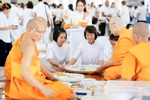 ภาพ No.58623:พิธีบุพเปตพลี ครั้งที่ 149 ร่วมอุทิศบุญแด่หมู่ญาติที่ล่วงลับไปแล้ว และสืบทอดอายุพระพุทธศาสนา วันอังคารที่ 23 เมษายน พ.ศ. 2567 (วันพระ ขึ้น 15 ค่ำ เดือน 5) ณ หอฉันคุณยายอาจารย์ฯ วัดพระธรรมกาย