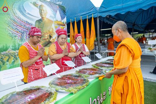 ภาพ No.108097:พิธีถวายภัตตาหารเป็นสังฆทาน แด่คณะพระธรรมยาตราฯ ในโครงการธรรมยาตรากตัญญูบูชา มหาปูชนียาจารย์ พระมงคลเทพมุนี(สด จนฺทสโร) พระผู้ปราบมาร อนุสรณ์สถาน 7 แห่ง ปีที่ 12 วันที่ 8 มกราคม พ.ศ. 2567 ณ อนุสรณ์สถานมหาวิหารพระมงคลเทพมุนี (โลตัสแลนด์) อ.สองพี่น้อง จ.สุ
