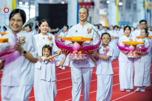 ภาพ No.215397:วันอาทิตย์ต้นเดือนที่ 6 เมษายน พ.ศ. 2568 ขบวนอัญเชิญผ้าป่าสมทบ มหาสังฆทาน 40,000 กว่าวัดทั่วประเทศ ณ สภาธรรมกายสากล วัดพระธรรมกาย