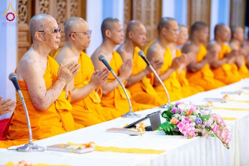 ภาพ No.195888:พิธีถวายภัตตาหารเป็นสังฆทาน แด่พระธรรมยาตรา ณ วัดโบสถ์(บน) ตำบลบางคูเวียง อำเภอบางกรวย จังหวัดนนทบุรี ในโครงการธรรมยาตรา กตัญญูบูชา มหาปูชนียาจารย์ พระมงคลเทพมุนี(สด จนฺทสโร) พระผู้ปราบมาร อนุสรณ์สถาน 7 แห่ง ปีที่ 13 วันที่ 16 มกราคม พ.ศ. 2568