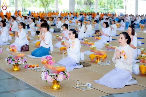 ภาพ No.182348:พิธีถวายภัตตาหารเมนูสวรรค์ "เพื่อการบรรลุธรรม" วันเสาร์ที่ 14 ธันวาคม พ.ศ. 2567 ณ หอฉันคุณยายอาจารย์ฯ วัดพระธรรมกาย