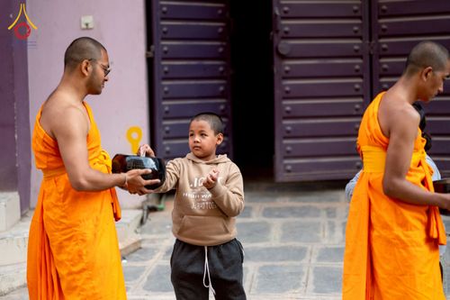 ภาพ No.213118:วันที่ 17 - 18 มีนาคม พ.ศ. 2568 คณะสงฆ์และสามเณรเดินบิณฑบาต รอบเมืองในพื้นที่ วัดสยมภูวนาถและราชวังปาตัน ณ เมืองกาฐมาณฑุ ประเทศเนปาล