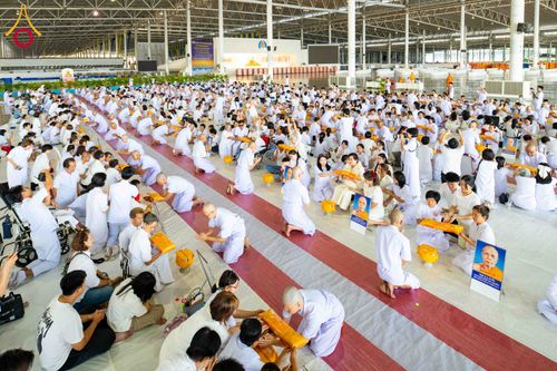 ภาพ No.321322:วันเสาร์ที่ 11 เมษายน พ.ศ.2569 พิธีขอขมาและมอบผ้าไตร โครงการอุปสมบทหมู่ บูชาธรรมหลวงพ่อธัมมชโย พ.ศ.2569 โครงการอุปสมบทหมู่ธรรมทายาท ระดับอุดมศึกษา รุ่น 53 (ภาคฤดูร้อน) ณ วัดพระธรรมกาย ปทุมธานี