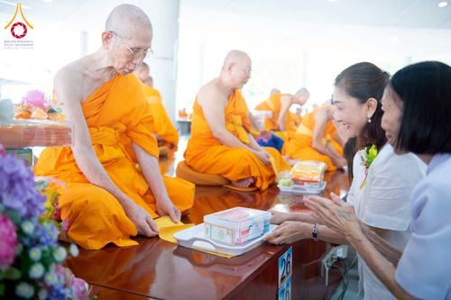 ภาพ No.268314:วันที่ 8 พฤศจิกายน พ.ศ. 2568 พิธีถวายภัตตาหารเมนูสวรรค์ เพื่อการบรรลุธรรม ณ หอฉันคุณยายอาจารย์ฯ วัดพระธรรมกาย