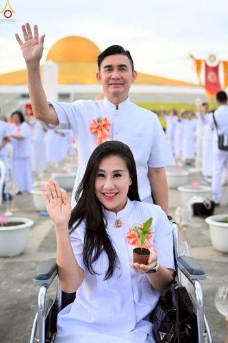 ภาพ No.252901:วันที่ 10 ตุลาคม พ.ศ. 2568 พิธีปลูกต้นทรัพย์บานชื่น ณ ลานธรรม วัดพระธรรมกาย