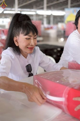 ภาพ No.214342:วันที่ 29 มีนาคม พ.ศ.2568 กิจกรรมใส่ถุงซิปกล่องไทยธรรม เพื่อรักษาความประณีตของกล่องไทยธรรม ในทุกสภาพอากาศ ณ บ้านแก้วเรือนทองคุณยาย วัดพระธรรมกาย