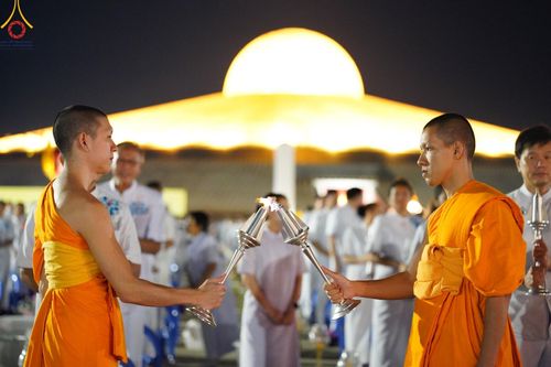 ภาพ No.160591:พิธีจุดประทีป 20,000 ดวง บูชาพระมหาธรรมกายเจดีย์ และบูชาพระมงคลเทพมุนี (สด จนฺทสโร) พระผู้ปราบมาร ณ ลานธรรม พระมหาธรรมกายเจดีย์ วัดพระธรรมกาย จ.ปทุมธานี วันที่ 10 ตุลาคม พ.ศ. 2567