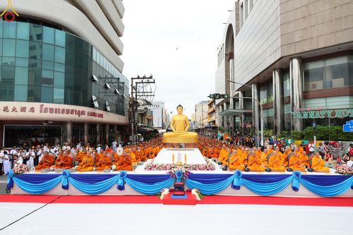 ภาพ No.85906:ตักบาตรพระนานาชาติ 10,000 รูป ใจกลางนครหาดใหญ่ จ.สงขลา วันอาทิตย์ที่ 20 สิงหาคม พ.ศ. 2566