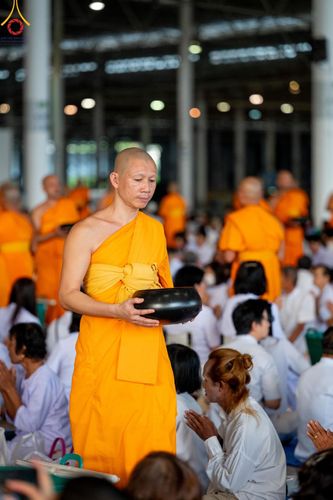 ภาพ No.136572:พิธีตักบาตร พิธีบูชาข้าวพระ ในวันอาทิตย์ต้นเดือนที่ 5 พฤษภาคม พ.ศ. 2567 ณ วัดพระธรรมกาย จ.ปทุมธานี