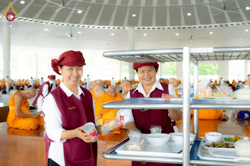 ภาพ No.226536:วันที่ 26 พฤษภาคม พ.ศ. 2568 พิธีบุพเปตพลี ครั้งที่ 164 ร่วมอุทิศบุญแด่หมู่ญาติที่ล่วงลับไปแล้ว และสืบทอดอายุพระพุทธศาสนา ณ หอฉันคุณยายอาจารย์ฯ วัดพระธรรมกาย