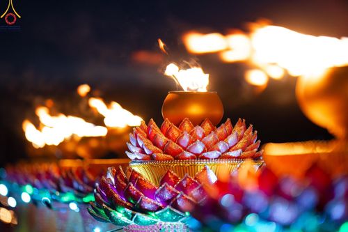 ภาพ No.129614:พิธีจุดประทีป 10,000 ดวง น้อมถวายเป็นพุทธบูชา ณ มหารัตนเจดีย์สิริปทุมสวรรค์ (เจดีย์อริยพุทธะ 5 พระองค์) ศูนย์ปฏิบัติธรรมภาคใต้ อ.บางกล่ำ จ.สงขลา  วันที่ 10 มีนาคม พ.ศ. 2567