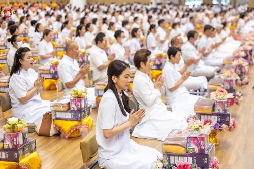 ภาพ No.145244:พิธีถวายผ้าอาบน้ำฝนและประทีปโคมไฟ ณ สภาธรรมกายสากล วัดพระธรรมกาย วันเสาร์ที่ 20 กรกฎาคม พ.ศ. 2567