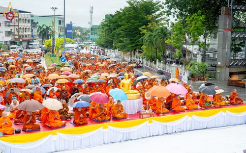 ภาพ No.226086:วันอาทิตย์ที่ 25 พฤษภาคม พ.ศ. 2568 พิธีตักบาตรพระ 1,000 รูปเมืองตรัง ครบรอบ 110 ปี เมืองทับเที่ยง ถวายเป็นพุทธบูชา ถวายเป็นพระราชกุศลแด่รัชกาลที่ 10 และอุทิศส่วนกุศลแด่อดีตเจ้าเมืองตรัง และบรรพบุรุษ ณ บริเวณหน้าศาลากลางจังหวัดตรัง ถนนพระราม 6