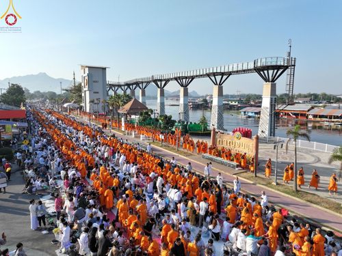 ภาพ No.184728:พิธีตักบาตรพระ 10,000 รูป ครั้งที่ 3 เนื่องในโอกาส 193 ปี จังหวัดกาญจนบุรี อุทิศส่วนกุศลให้แด่บรรพชน และเพื่อช่วยเหลือผู้ประสบภัยพิบัติต่างๆ วันเสาร์ที่ 21 ธันวาคม พ.ศ. 2567