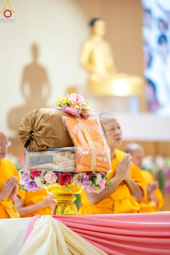 ภาพ No.180821:พิธีถวายภัตตาหารเมนูสวรรค์ และพิธีถวายอุปกรณ์กันหนาว แด่คณะพระภิกษุสามเณรวัดพระธรรมกาย วันอาทิตย์ที่ 8 ธันวาคม พ.ศ.2567 ณ สภาธรรมกายสากล วัดพระธรรมกาย