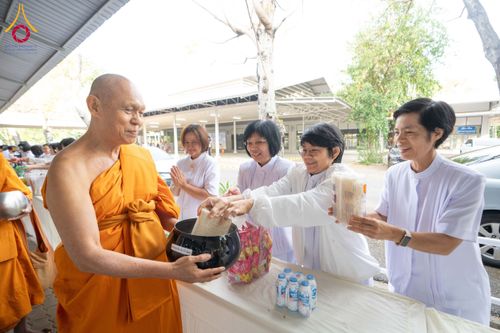 ภาพ No.194767:พิธีเจริญพระพุทธมนต์ และทำบุญตักบาตร ถวายพระราชกุศล แด่พระบาทสมเด็จพระเจ้าอยู่หัว เนื่องในโอกาสพระราชพิธีสมมงคล พระชนมายุเท่าพระบาทสมเด็จพระพุทธยอดฟ้าจุฬาโลกมหาราช สมเด็จพระปฐมบรมกษัตริยาธิราชแห่งพระราชวงศ์จักรี พุทธศักราช 2568 วันที่ 14 มกราคม พ.ศ. 2568