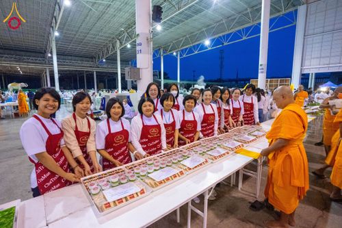 ภาพ No.202692:พิธีถวายภัตตาหารเป็นสังฆทาน แด่พระธรรมยาตรา ณ วัดพระธรรมกาย ตำบลคลองสาม อำเภอคลองหลวง จังหวัดปทุมธานี ในโครงการธรรมยาตรา กตัญญูบูชา มหาปูชนียาจารย์ พระมงคลเทพมุนี(สด จนฺทสโร) พระผู้ปราบมาร อนุสรณ์สถาน 7 แห่ง ปีที่ 13 วันที่ 28 มกราคม พ.ศ. 2568
