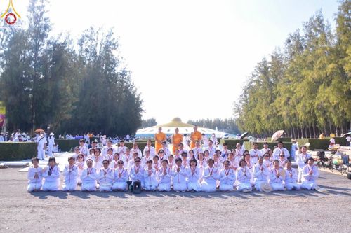 ภาพ No.208090:V.55 สารพัดV สารพัดดี ที่วัดพระธรรมกาย ในโครงการธรรมยาตรา กตัญญูบูชา มหาปูชนียาจารย์ พระมงคลเทพมุนี (สด จนฺทสโร) พระผู้ปราบมาร อนุสรณ์สถาน 7 แห่ง ปีที่ 13 ระหว่างวันที่ 2-31 มกราคม พ.ศ. 2568