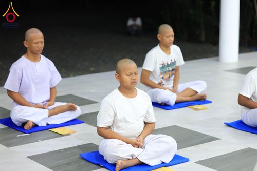 ภาพ No.319939:วันที่ 1 เมษายน พ.ศ.2569 นาคน้อยว่าที่สามเณรธรมทายาท จำนวน 98 คน  ร่วมกันสวดมนต์ทำวัตรเย็นและนั่งสมาธิ ณ ศูนย์ปฏิบัติธรรมบุรีรัมย์ จ.บุรีรัมย์