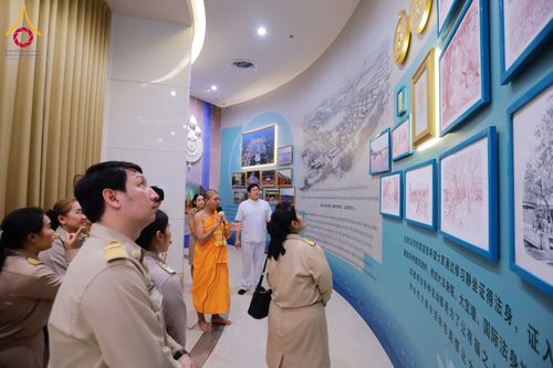 ภาพ No.311565:วันจันทร์ที่ 23 กุมภาพันธ์ พ.ศ. 2569 เปิดโลกทัศน์ผู้บริหารสถานศึกษายุคใหม่ เรียนรู้ต้นแบบการพัฒนาคนผ่านพลัง “บวร–V-Star” ผู้เข้ารับการพัฒนาตามโครงการ สพฐ. ศึกษาดูงานวัดพระธรรมกาย เสริมภาวะผู้นำคุณธรรมสู่การบริหารโรงเรียนอย่างยั่งยืน ณ อาคาร 100 ปี คุณยาย