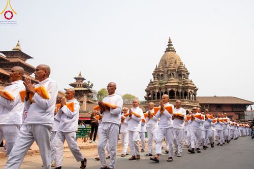 ภาพ No.313488:วันพฤหัสบดีที่ 12 มีนาคม พ.ศ. 2569 ขบวนแห่นาคธรรมทายาทในโครงการบรรพชาสามเณร 500 รูป  จาก นาคบาฮาล (Nagbahal) สู่จัตุรัสปาทัน (Patan Durbar Square) ประเทศเนปาล