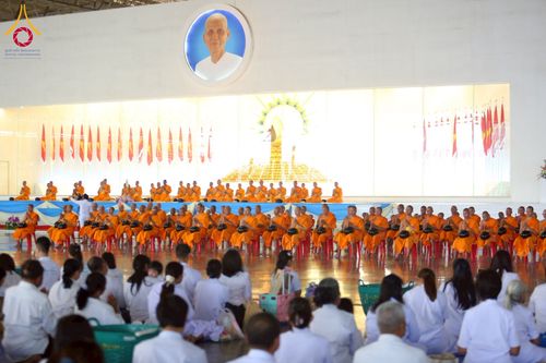 ภาพ No.215178:วันอาทิตย์ต้นเดือนที่ 6 เมษายน พ.ศ. 2568 พิธีตักบาตรข้าวสารอาหารแห้ง ณ บ้านแก้วเรือนทองคุณยาย สภาธรรมกายสากล วัดพระธรรมกาย