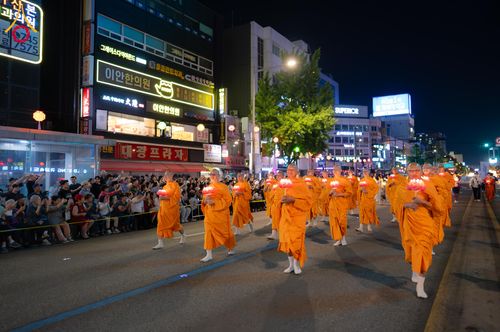 ภาพ No.328983:วันเสาร์ที่ 16 พฤษภาคม พ.ศ.2569 งานเทศกาลโคมวิสาขบูชานานาชาติ หรือ ยอนดึงฮเว  연등회 (Lotus Lantern Festival) ประจำปี 2569 ประเทศเกาหลีใต้