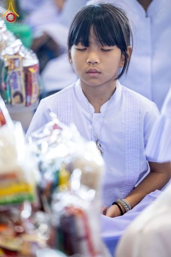 ภาพ No.215156:วันอาทิตย์ต้นเดือนที่ 6 เมษายน พ.ศ. 2568 พิธีตักบาตรข้าวสารอาหารแห้ง ณ บ้านแก้วเรือนทองคุณยาย สภาธรรมกายสากล วัดพระธรรมกาย