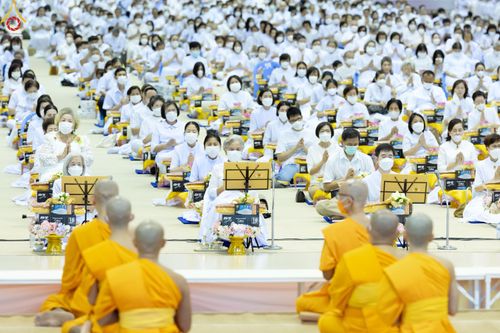 ภาพ No.84442:พิธีถวายผ้าอาบน้ำฝนและประทีปโคมไฟ ในวันอาสาฬหบูชา ณ ห้องแก้วสารพัดนึก 1 วัดพระธรรมกาย วันอังคารที่ 1 สิงหาคม พ.ศ. 2566