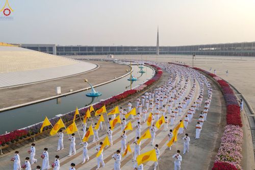 ภาพ No.79708:พิธีเวียนประทักษิณ ณ พระมหาธรรมกายเจดีย์ และพิธีวันทาเจดีย์ ในโครงการบรรพชาสามเณรฟื้นฟูพระพุทธศาสนาทั่วไทย วันเสาร์ที่ 8 เมษายน พ.ศ.2566