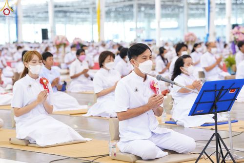 ภาพ No.83622:พิธีวางแผ่นจารึกชื่อและพิธีวางพวงมาลัยสักการะพระประธาน วันอาทิตย์ที่ 16 กรกฎาคม พ.ศ. 2566 ณ รัตนบัลลังก์ สภาธรรมกายสากล วัดพระธรรมกาย