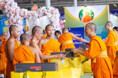 ภาพ No.85053:บรรยากาศการต้อนรับพระสังฆาธิการทั่วประเทศ และพิธีบูชาข้าวพระในวันสมาธิโลก วันอาทิตย์ต้นเดือนที่ 6 สิงหาคม พ.ศ. 2566 ณ สภาธรรมกายสากล วัดพระธรรมกาย