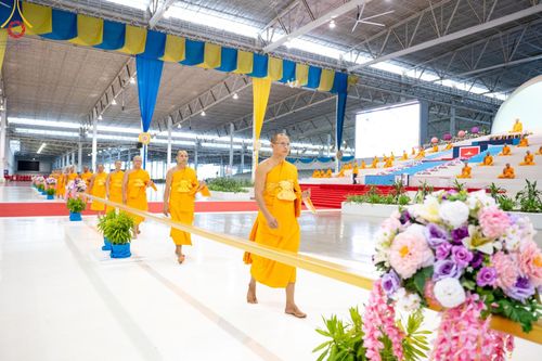 ภาพ No.160352:พิธีทอดผ้าป่าสมทบกฐินวัดพระธรรมกาย และสมทบกฐิน 30,000 วัดทั่วไทย ครั้งที่ 3 ณ สภาธรรมกายสากล วัดพระธรรมกาย วันพฤหัสบดีที่ 10 ตุลาคม พ.ศ. 2567