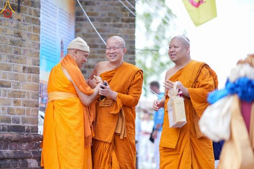 ภาพ No.142800:พิธีพัทธสีมา ประดิษฐานลูกนิมิตมหาสมบัติ สถาปนาอุโบสถวัดพระธรรมกายลอนดอน บูชาธรรม 80 ปี หลวงพ่อธัมมชโย วันเสาร์ที่ 22 มิถุนายน พ.ศ. 2567