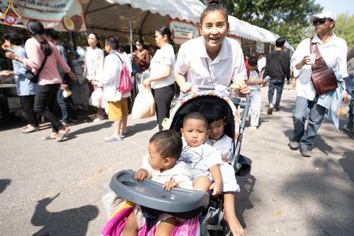 ภาพ No.194094:วัดพระธรรมกาย จัดงานวันเด็กแห่งชาติ ประจำปี พ.ศ.2568 ออกร้านอาหาร 200 ร้าน มอบของขวัญหลายหมื่นชิ้น วันที่ 12 มกราคม พ.ศ. 2568 วัดพระธรรมกาย อ.คลองหลวง จ.ปทุมธานี