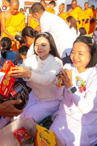 ภาพ No.197867:พิธีตักบาตรพระธรรมยาตรา ณ อนุสรณ์สถานลำดับที่ 4 สถานที่เกิดด้วยกายธรรม วัดโบสถ์(บน) ต.บางคูเวียง จ.นนทบุรี ในโครงการธรรมยาตรา กตัญญูบูชา มหาปูชนียาจารย์ พระมงคลเทพมุนี(สด จนฺทสโร) พระผู้ปราบมาร อนุสรณ์สถาน 7 แห่ง ปีที่ 13 วันที่ 19 มกราคม พ.ศ. 2568