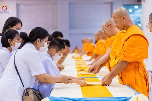 ภาพ No.136793:พิธีตักบาตร พิธีบูชาข้าวพระ ในวันอาทิตย์ต้นเดือนที่ 5 พฤษภาคม พ.ศ. 2567 ณ วัดพระธรรมกาย จ.ปทุมธานี