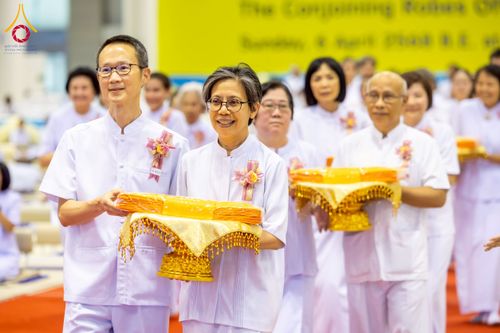 ภาพ No.215618:วันอาทิตย์ต้นเดือนที่ 6 เมษายน พ.ศ. 2568 ขบวนอัญเชิญผ้าป่าสมทบ มหาสังฆทาน 40,000 กว่าวัดทั่วประเทศ ณ สภาธรรมกายสากล วัดพระธรรมกาย