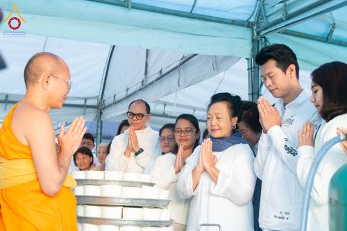 ภาพ No.291396:วันที่ 10 มกราคม พ.ศ. 2569 พิธีถวายภัตตาหารเป็นสังฆทาน แด่พระธรรมยาตรา ณ อนุสรณ์สถานคลองบางนางแท่น อ.สามพราน จ.นครปฐม ในโครงการธรรมยาตรา กตัญญูบูชา มหาปูชนียาจารย์ พระมงคลเทพมุนี(สด จนฺทสโร) พระผู้ปราบมาร อนุสรณ์สถาน 7 แห่ง ปีที่ 14